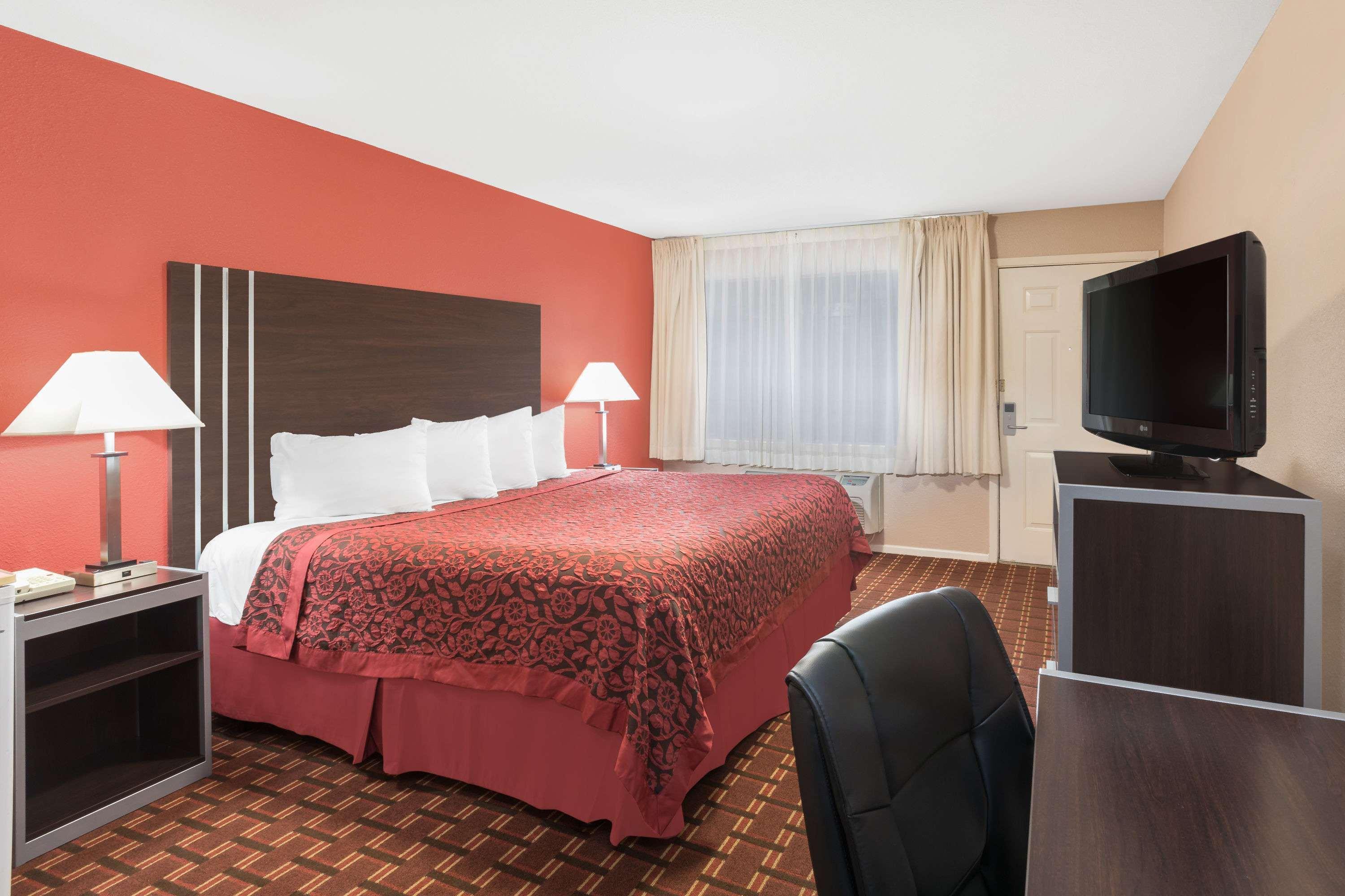 Days Inn By Wyndham College Station University Drive Exterior photo