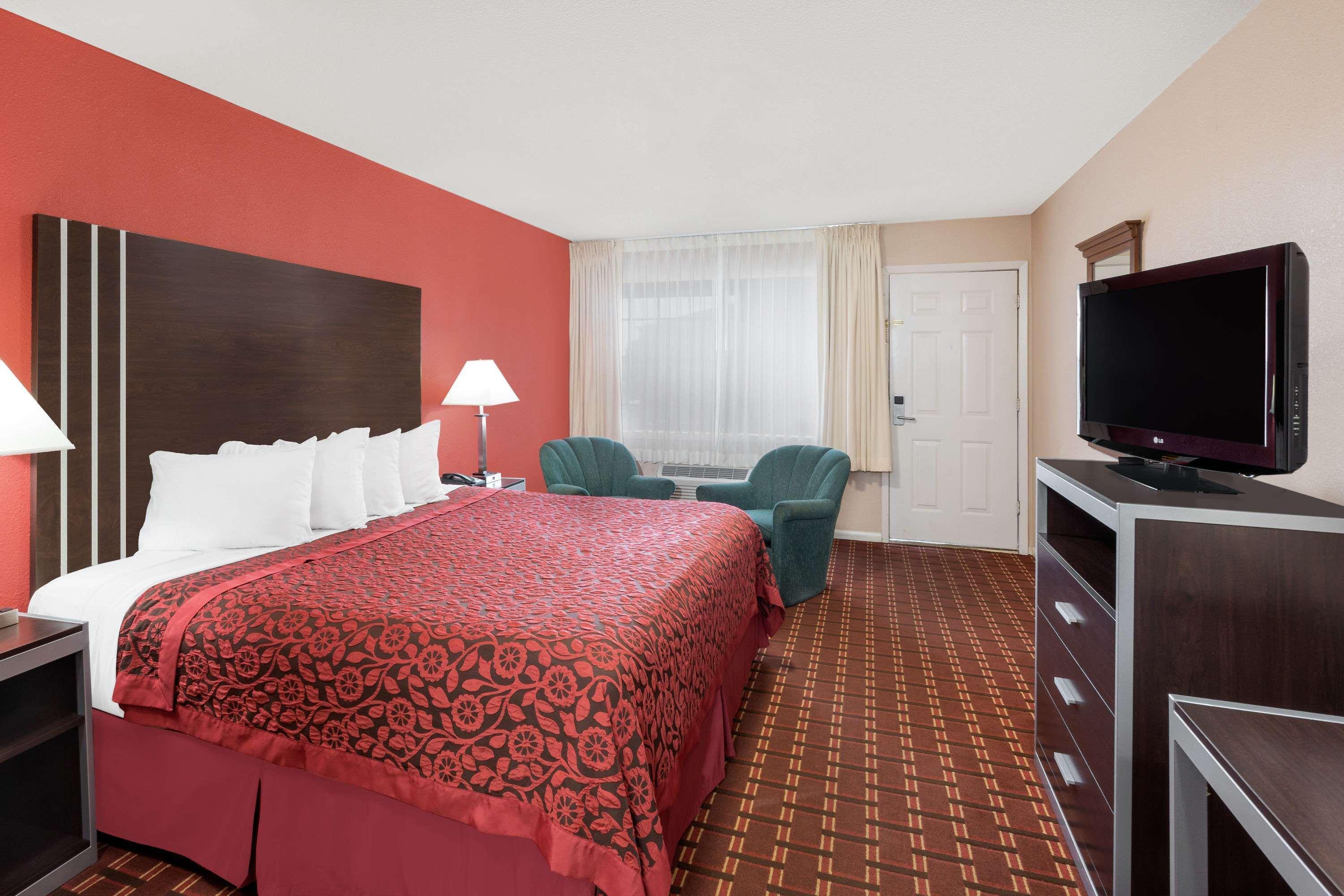 Days Inn By Wyndham College Station University Drive Exterior photo