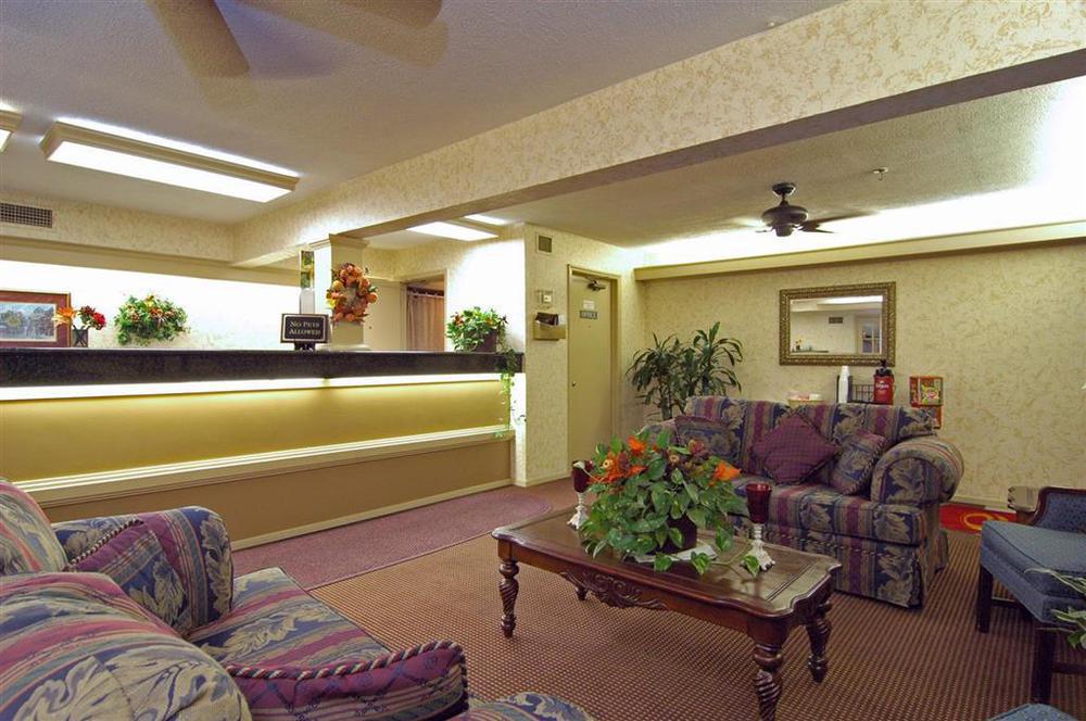 Days Inn By Wyndham College Station University Drive Interior photo