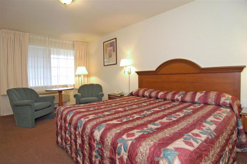 Days Inn By Wyndham College Station University Drive Room photo
